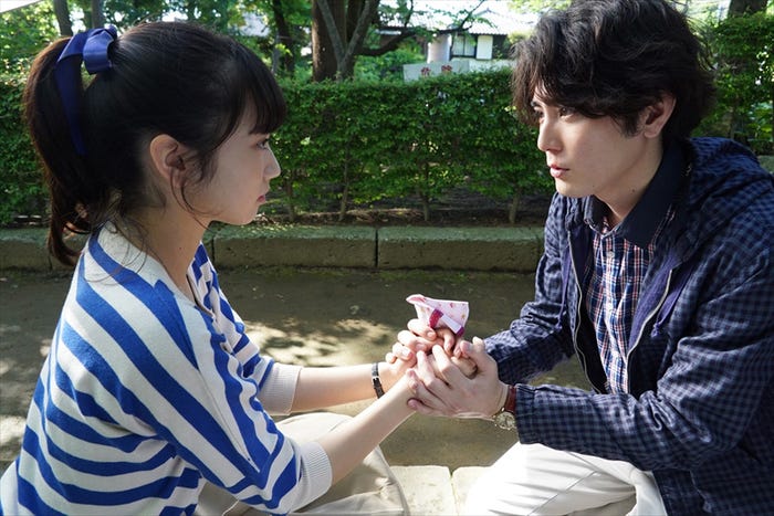 小松菜奈、間宮祥太朗(C)2016 森本梢子/集英社・映画「高台家の人々」製作委員会・BeeTV