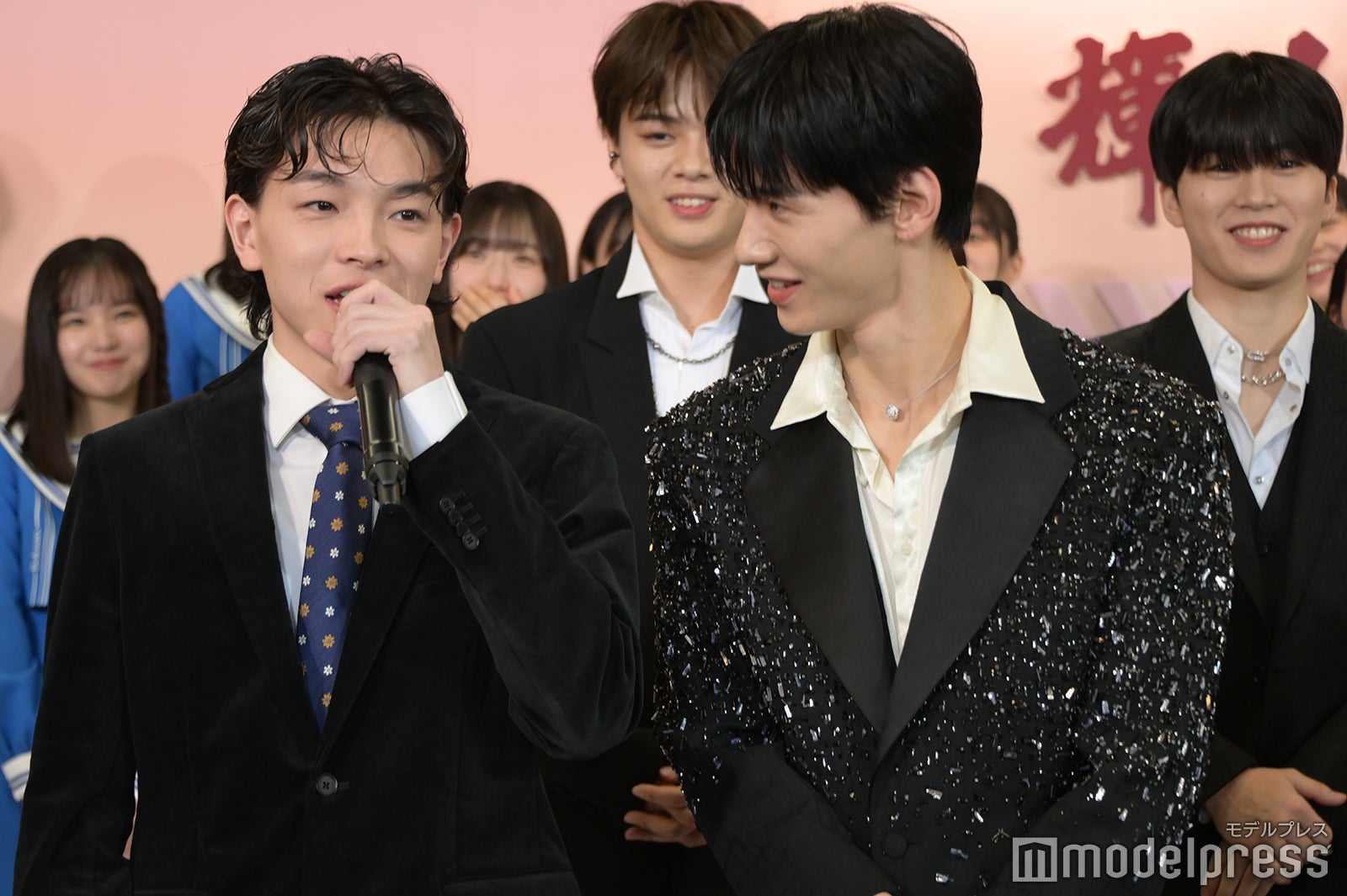 「パフォーマンスを楽しみにしているアーティスト」を答えるimaseをじっと見つめる佐藤景瑚（C）モデルプレス