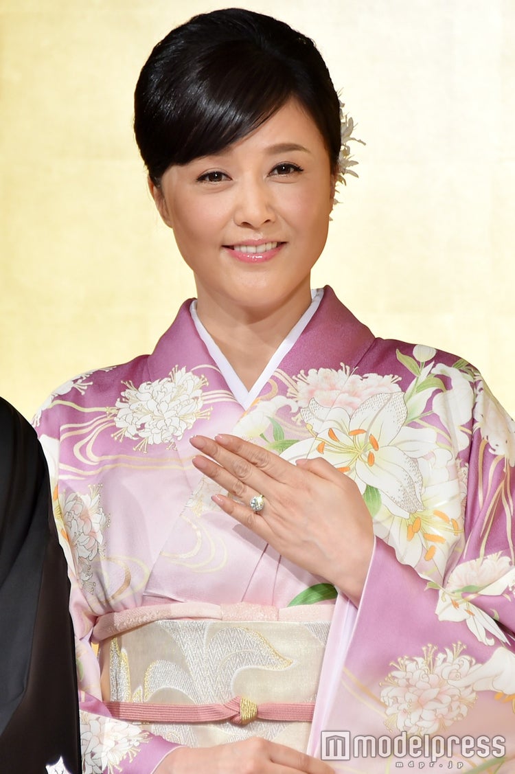 画像1 6 藤原紀香 3カラットダイヤ の指輪はどこのもの 華やか着物姿で 梨園の妻 に ファッションチェック モデルプレス