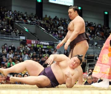 霧島 5勝目！首位並ぶ 払うように上手投げ決める「まった、と思ったけれど」 大関復帰へ思い出した師の言葉「今までより緊張しなくなった」