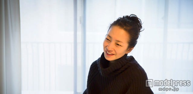 飾らない笑顔を見せるりょう