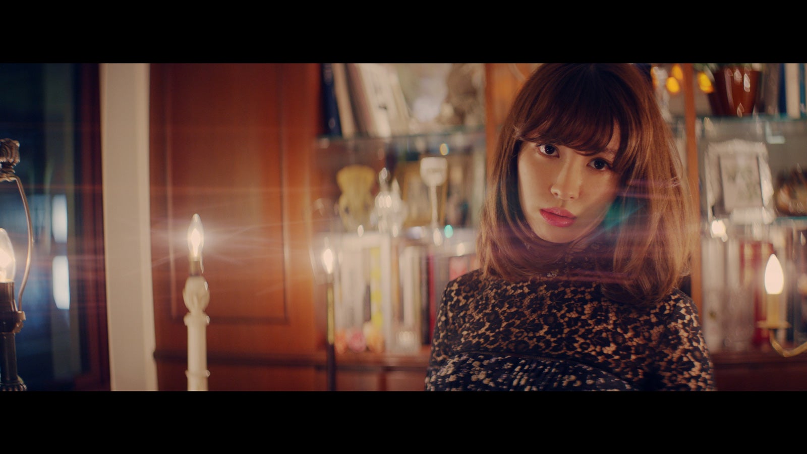 小嶋陽菜／「気づかれないように…」MVより（C）AKS