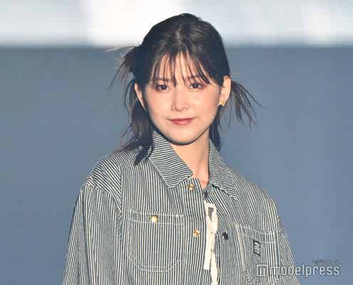 渡邉理佐、ストライプサロペット姿でメンズライクな雰囲気 キュートな笑顔振りまく【TGC 和歌山 2024】