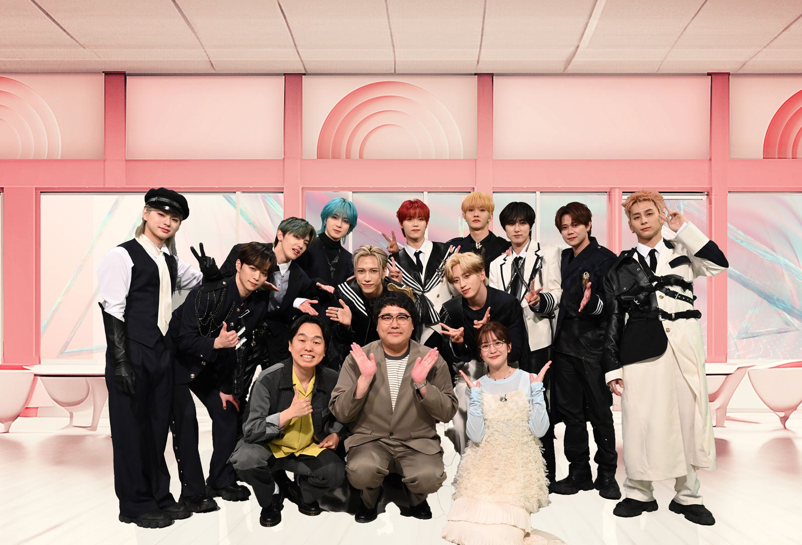 INI、かみちぃ、村上、林美桜アナウンサー（C）テレビ朝日