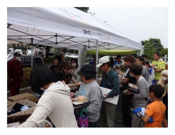 被災地でのボランティアの様子/益若つばさ公式ブログ(Ameba)より