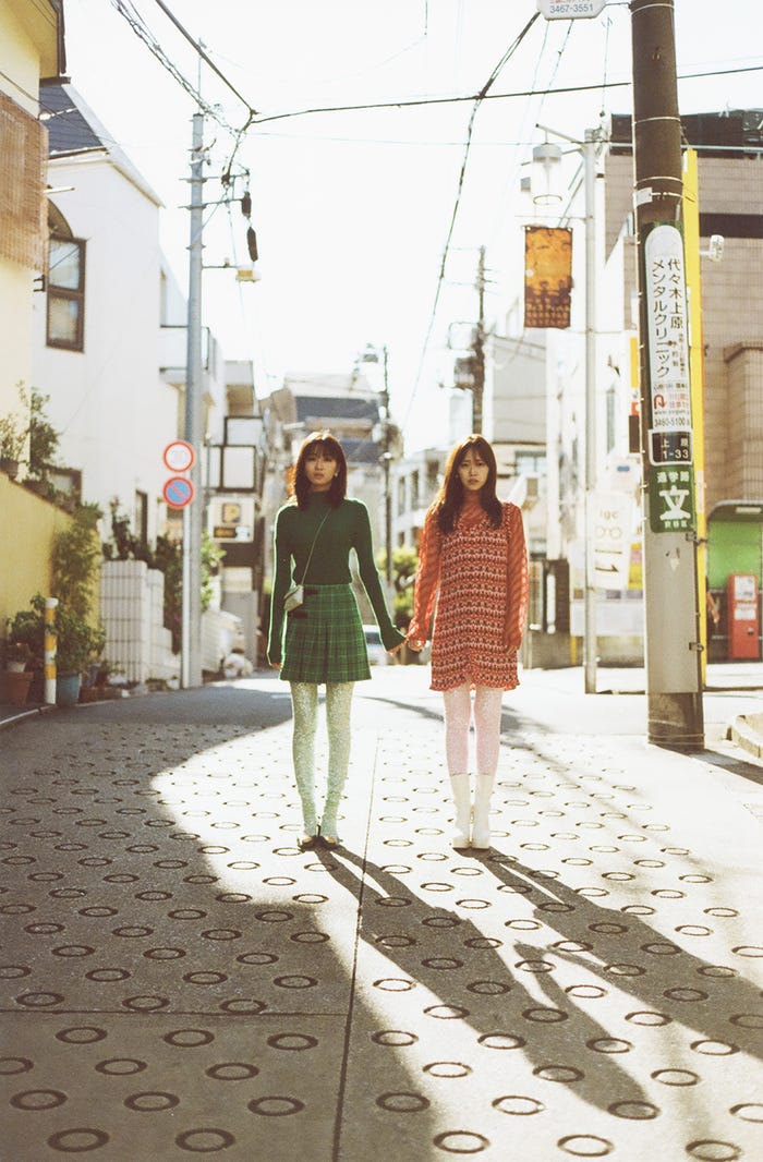 岡崎紗絵、鈴木愛理(提供写真)