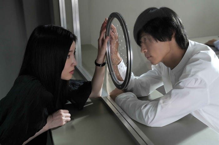 蓮佛美沙子、橋本良亮/「連続ドラマW 坂の上の赤い屋根」より(C)WOWOW