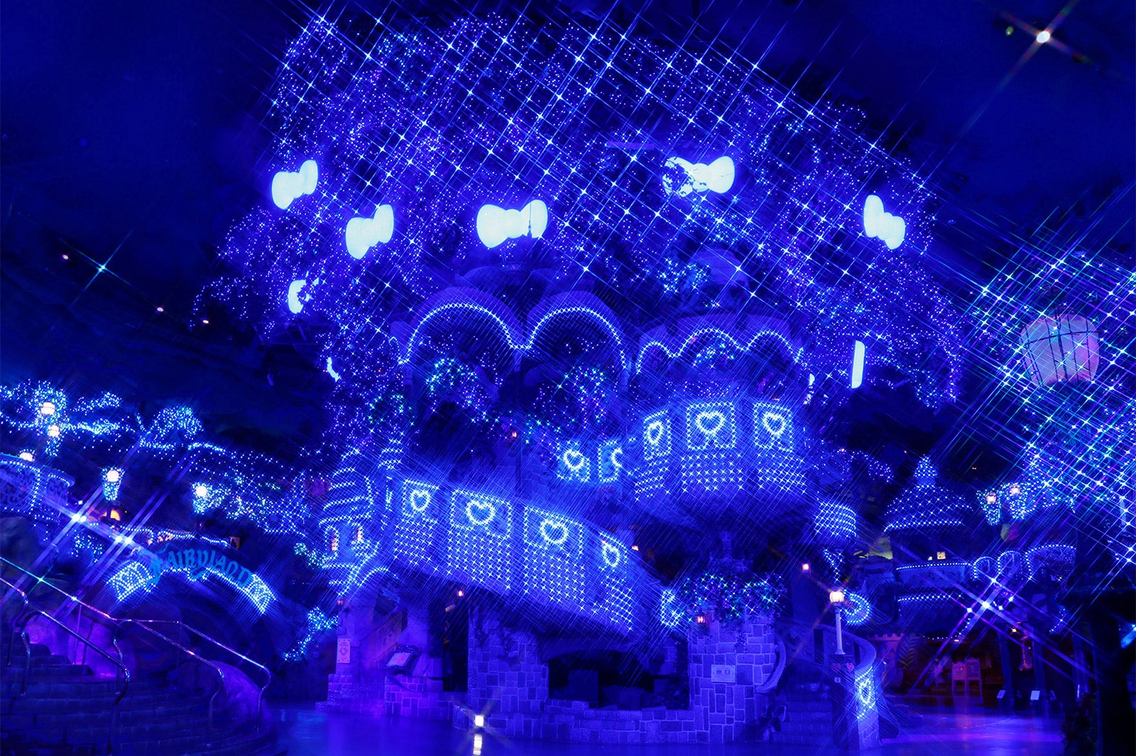 ピューロビレッジが青い空間に変身（C）2018 SANRIO CO., LTD.