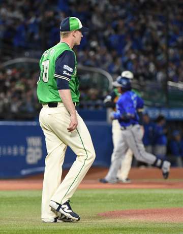 ヤクルトまさか今季ワースト22安打12失点で連勝ストップ リーグトップの防御率を誇った投手陣が崩壊 DeNA戦の開幕連勝は7でストップ