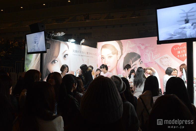 大きな盛り上がりを見せる資生堂ブースの様子