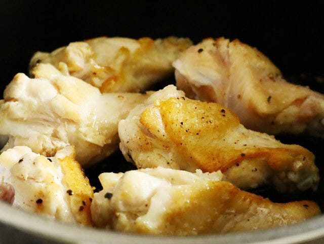 鶏手羽元を焼く