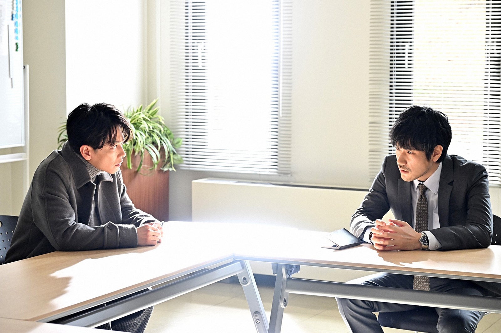 佐藤健、松山ケンイチ／  「100万回 言えばよかった」第8話より（C）TBS