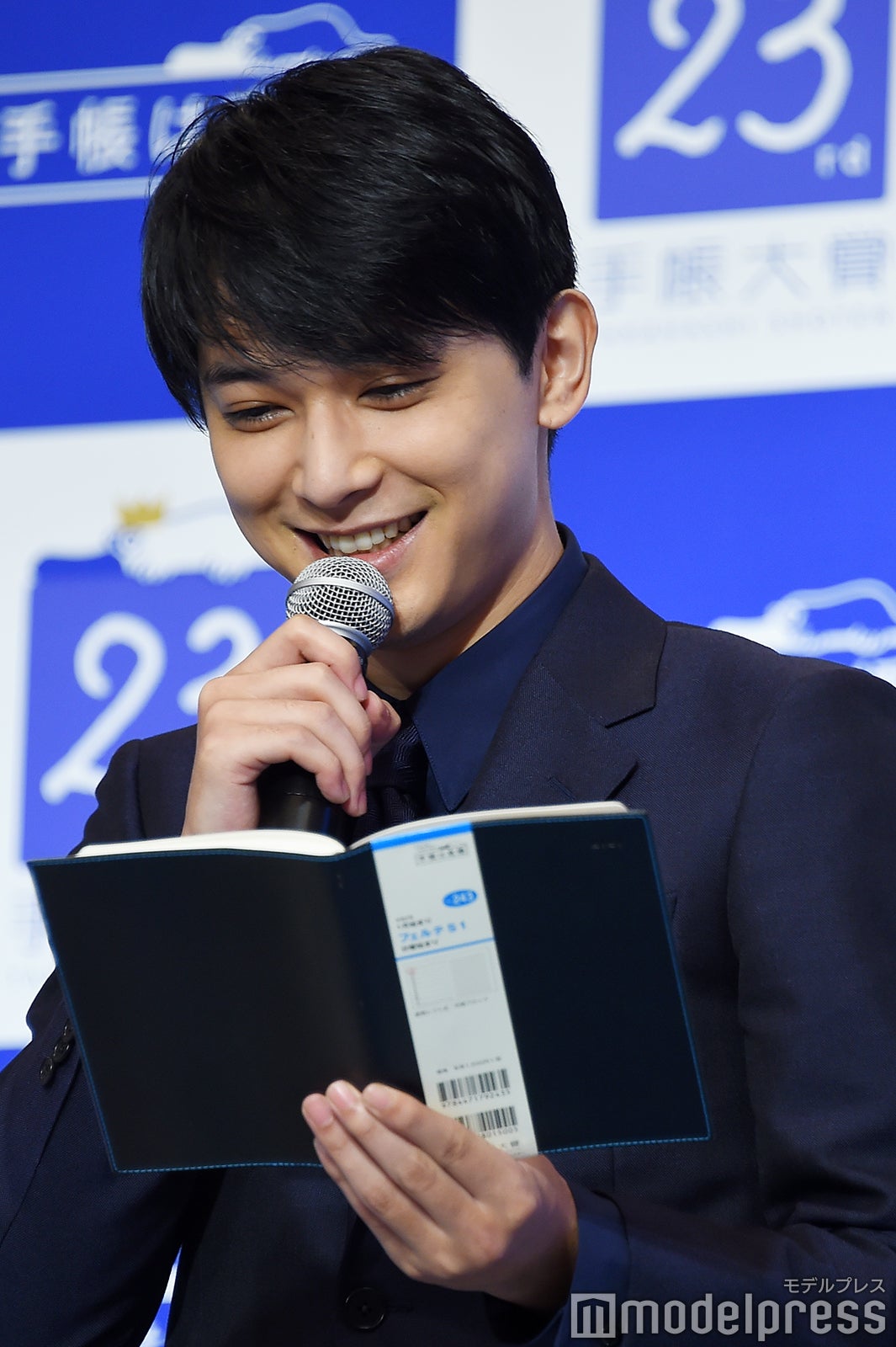 2020年の手帳に予定を書き入れた吉沢亮（C）モデルプレス