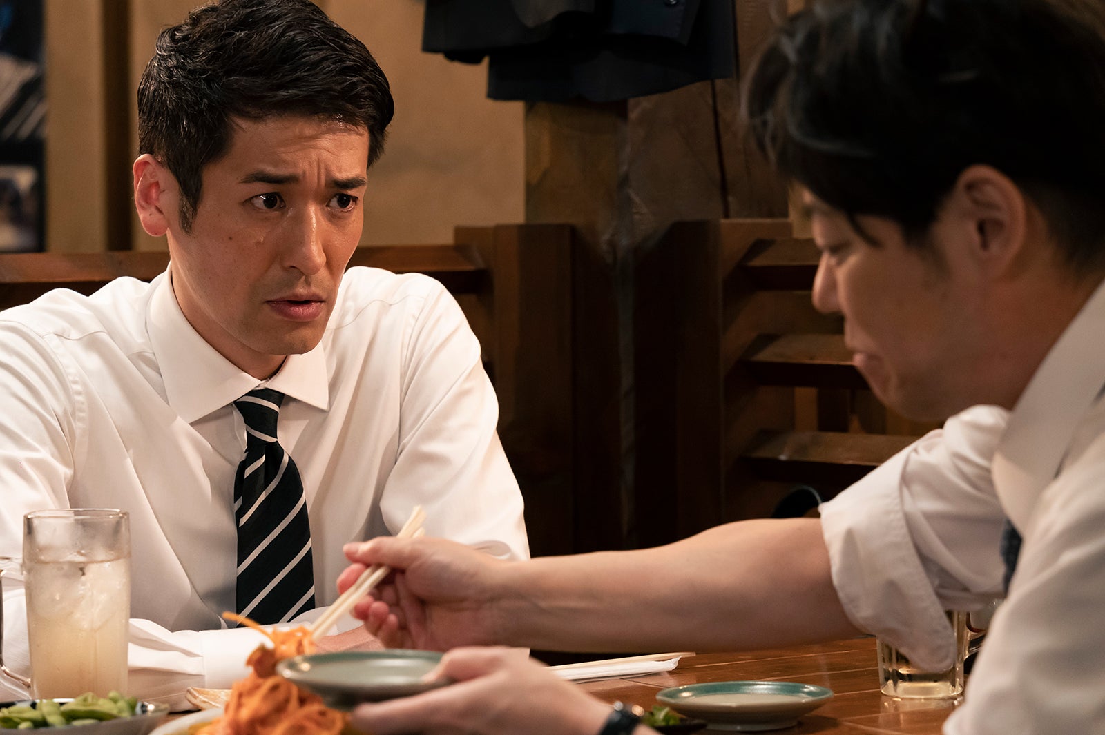 佐藤隆太、阿部サダヲ（C）2023映画「シャイロックの子供たち」製作委員会