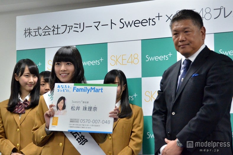 （左から）、松井玲奈、松井珠理奈、株式会社ファミリーマート商品本部上席執行役員・青木実