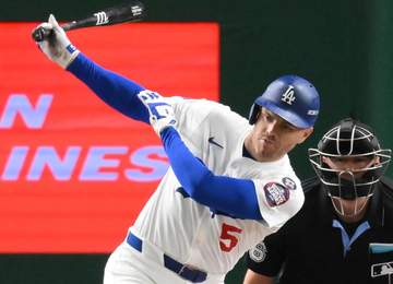 ドジャース 山本由伸が立ち上がって拍手 大谷翔平の四球からフリーマンが先制3ラン 本拠地がいきなり熱狂 山本の自己最多13勝目へ大きな援護