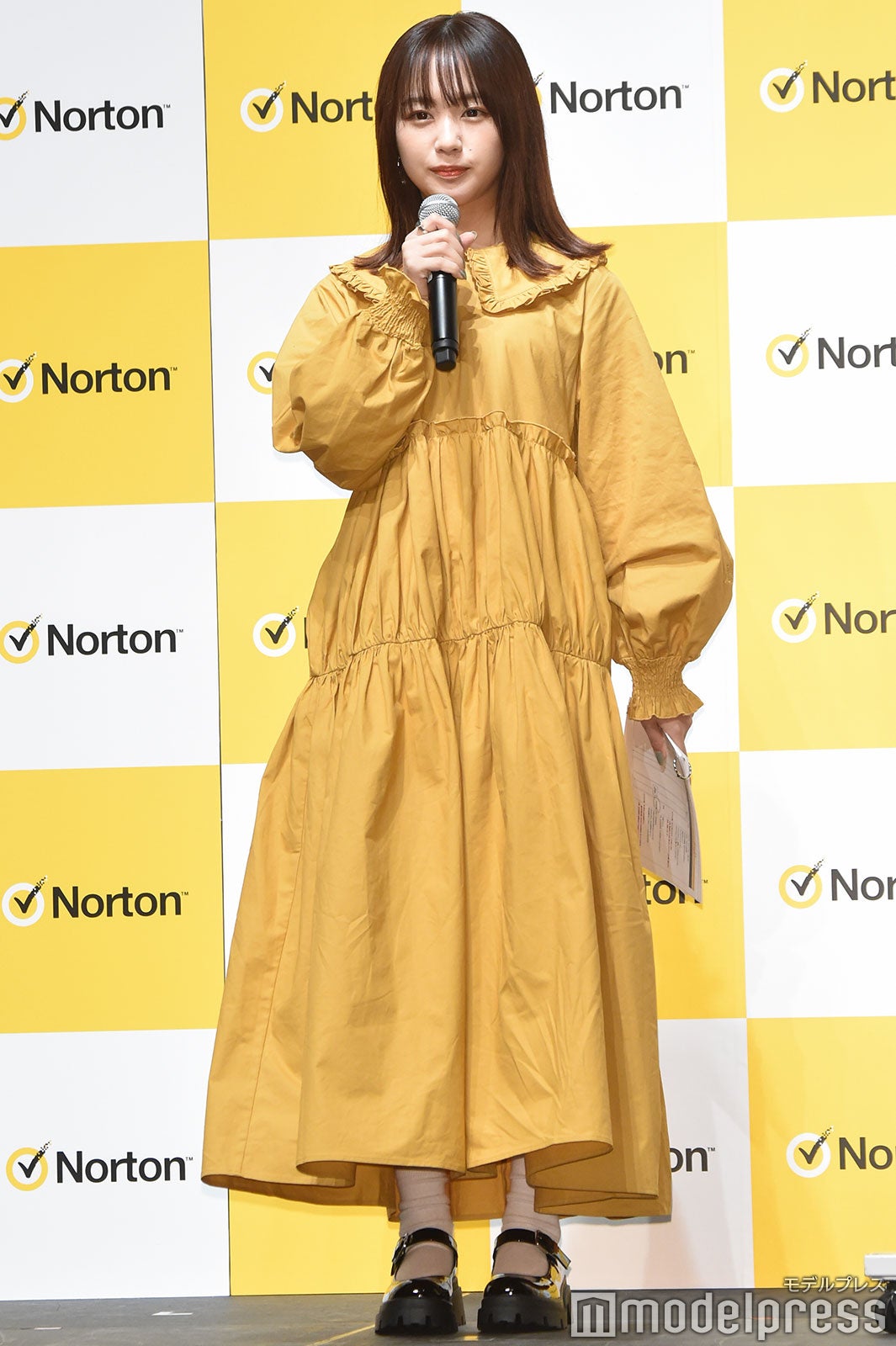 きれいめワンピースも見事に着こなすなえなの（C）モデルプレス