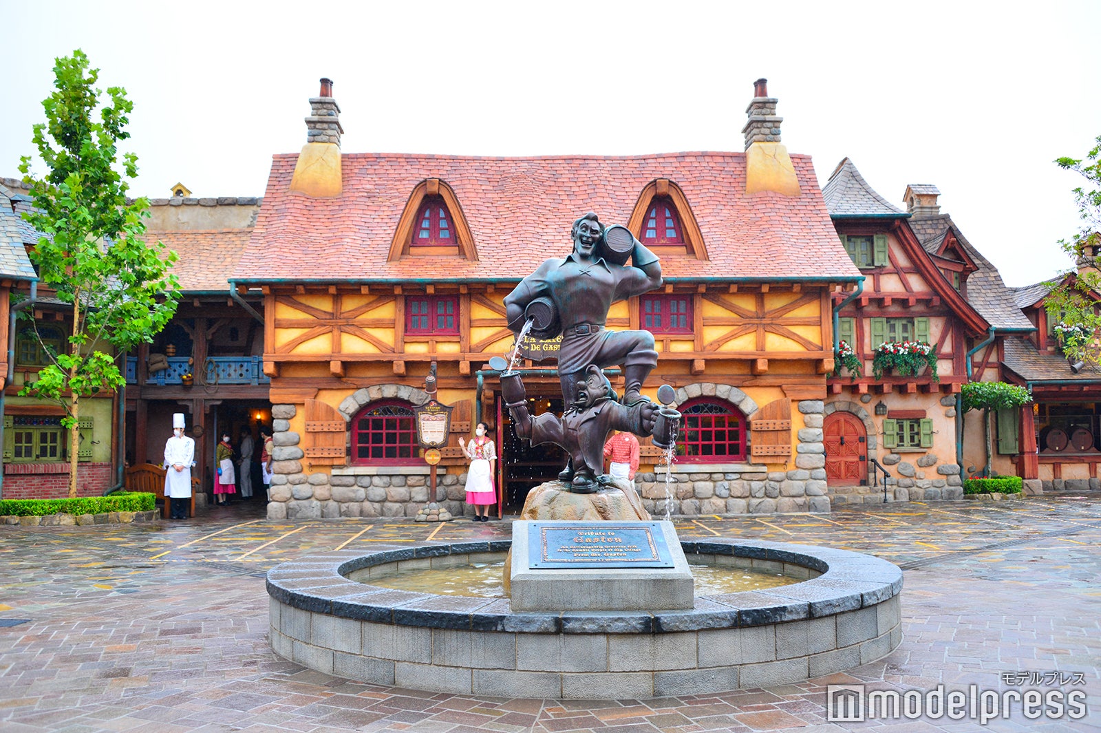 フード施設「ラ・タベルヌ・ド・ガストン」の前にはガストンの噴水（C）モデルプレス（C）Disney