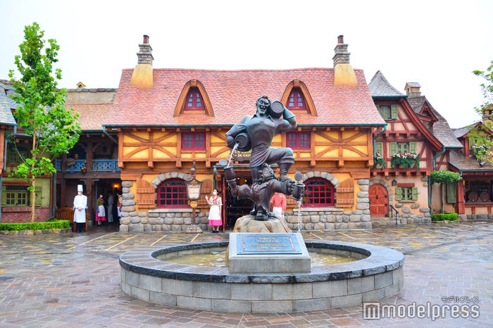 フード施設「ラ・タベルヌ・ド・ガストン」の前にはガストンの噴水(C)モデルプレス(C)Disney