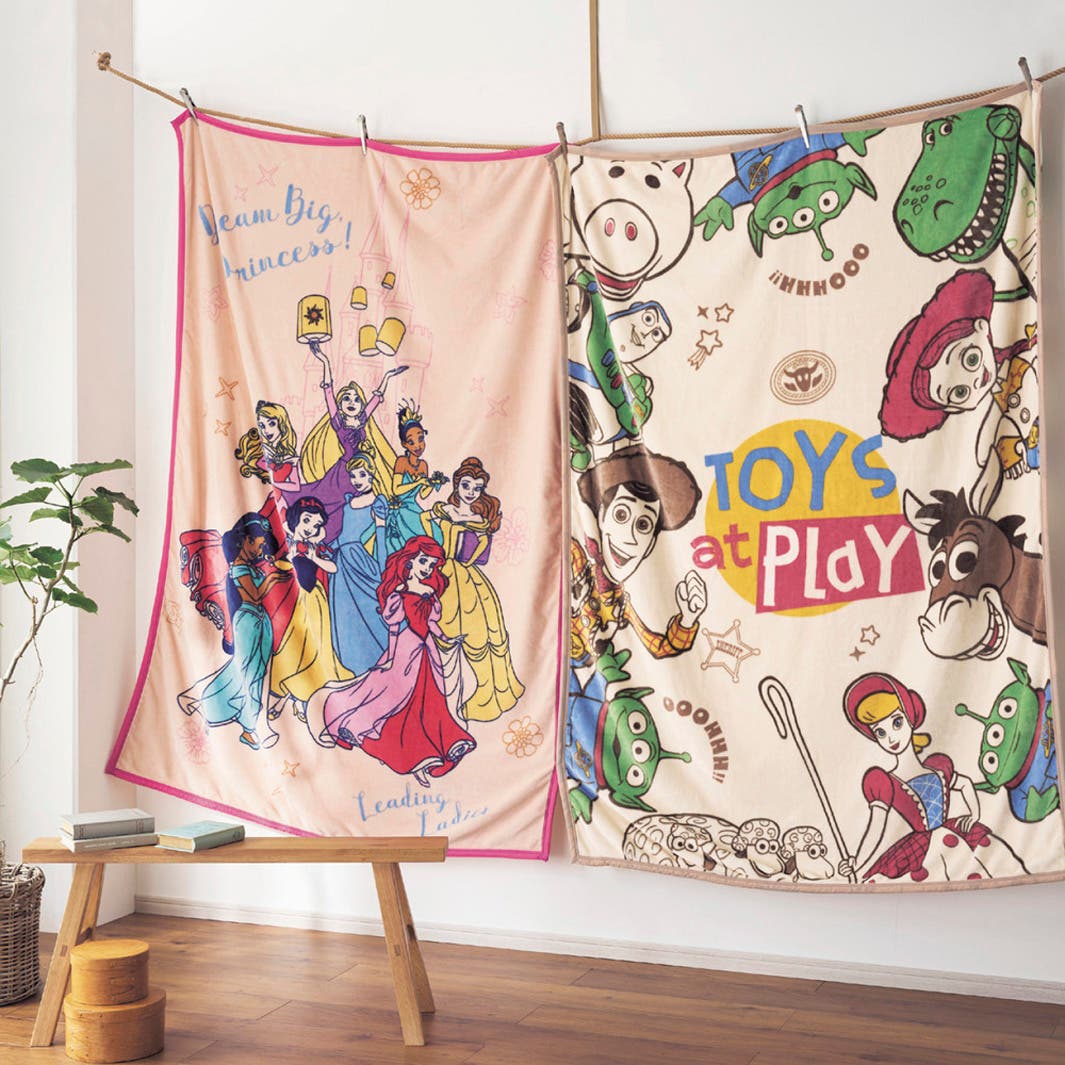 なめらかマイクロファイバー毛布/(左から)ディズニープリンセス・トイ・ストーリー(アイボリー)/¥3,990(税込)(C)Disney(C)Pixar