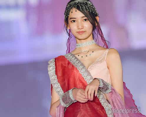 “菜々緒2世”黒木麗奈、レースブラ衣装で際立つ妖艶美<関コレ2019A/W>