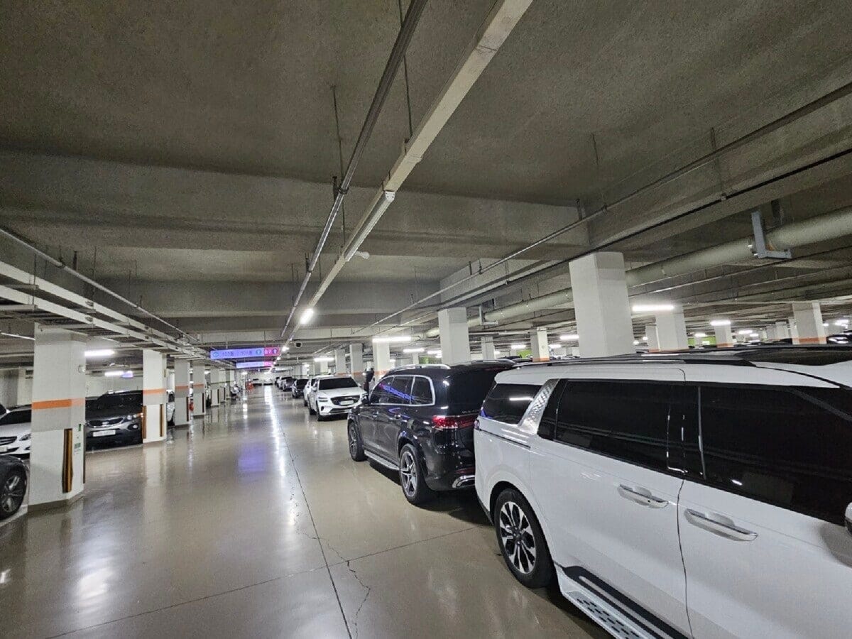 駐車場として指定されていない場所にも車が並ぶ。夜になるとマンションの地下駐車場は車であふれかえる