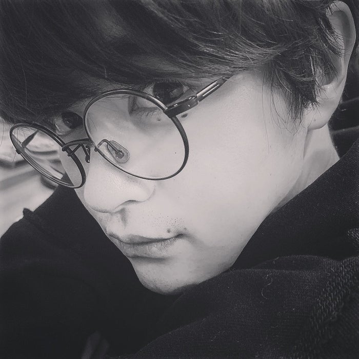 瀬戸康史 メガネで上目遣いの あざとかわいい ショットにファン歓喜 モデルプレス