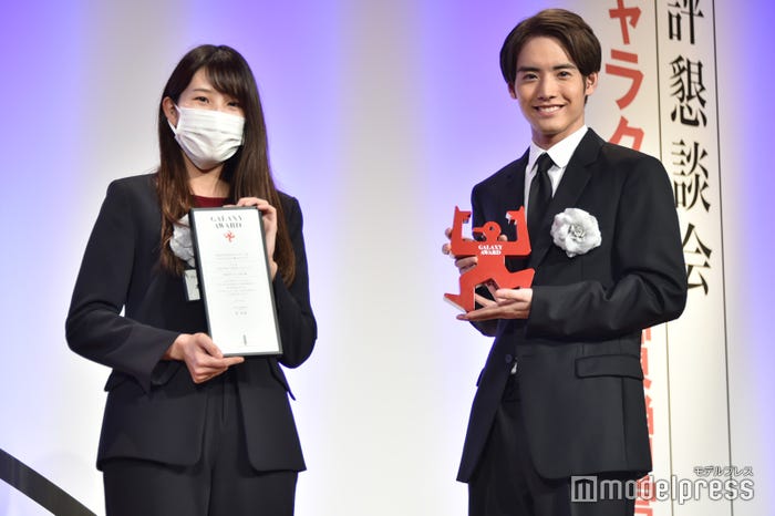 本間かなみプロデューサー、赤楚衛二(C)モデルプレス