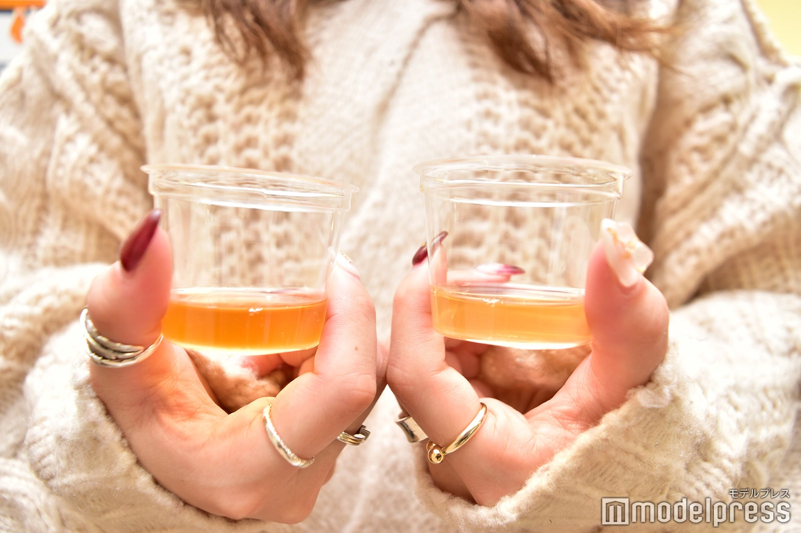 一番搾り麦汁（左）と二番搾り麦汁（右）（C）モデルプレス