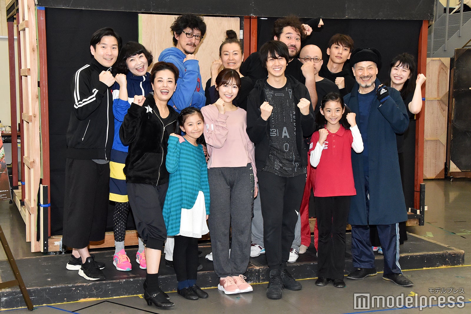 前列左より：池田有希子、叶英奈、渡辺麻友、太田基裕、藤巻杏慈、藤木孝／後列左より：山岸門人、野口かおる、伊藤明賢、明星真由美、勝矢、植本純米、石井一彰、皆本麻帆（C）モデルプレス