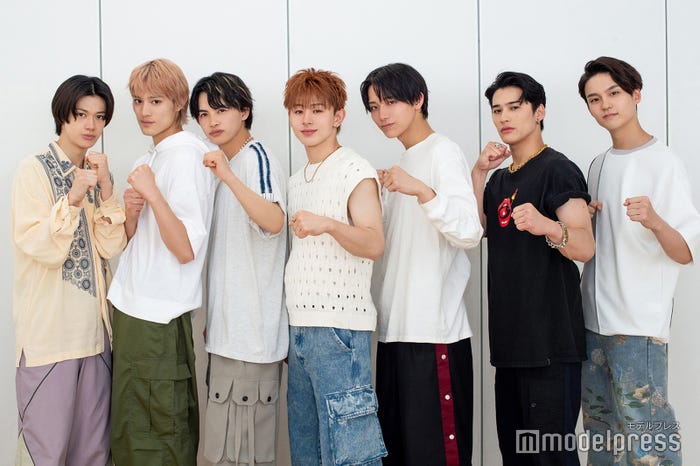 (左から)小川史記、上村謙信、草川直弥、山下永玖、高尾颯斗、関哲汰、沢村玲(C)モデルプレス