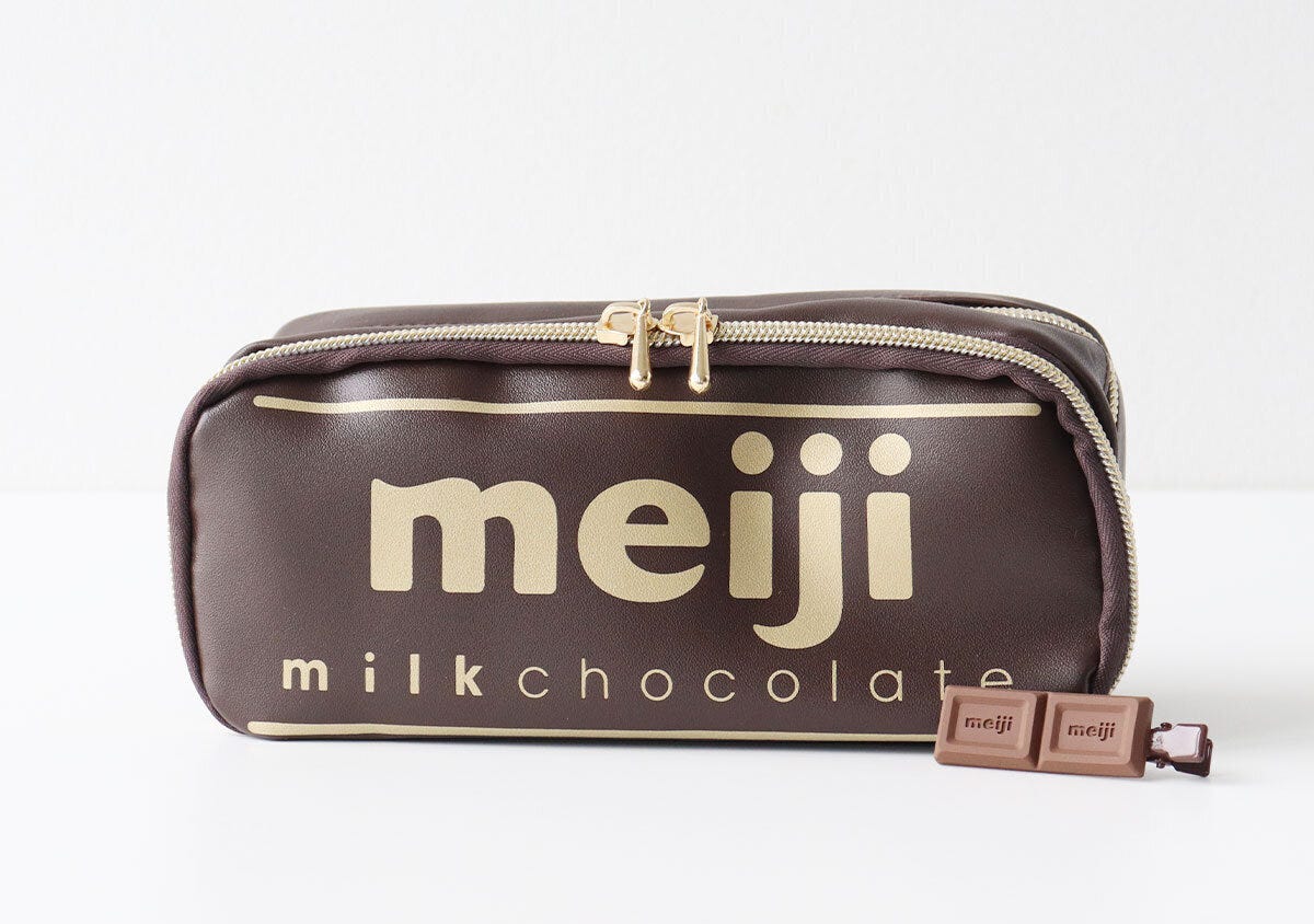 明治ミルクチョコレートデザインのポーチとクリップが並べられている 明治ミルクチョコレートデザインのポーチとクリップが並べられている