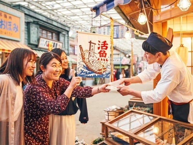 西武園ゆうえんちで使えるのは「西武園通貨」のみ。園内の「夕日丘郵便局」などで入手できます。10園(10せいぶえん)=120円、100園(100せいぶえん)=1200円です