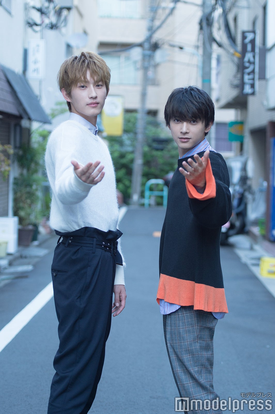 さぁ、あなたはどちらの手を取る！？のポーズ （C）モデルプレス