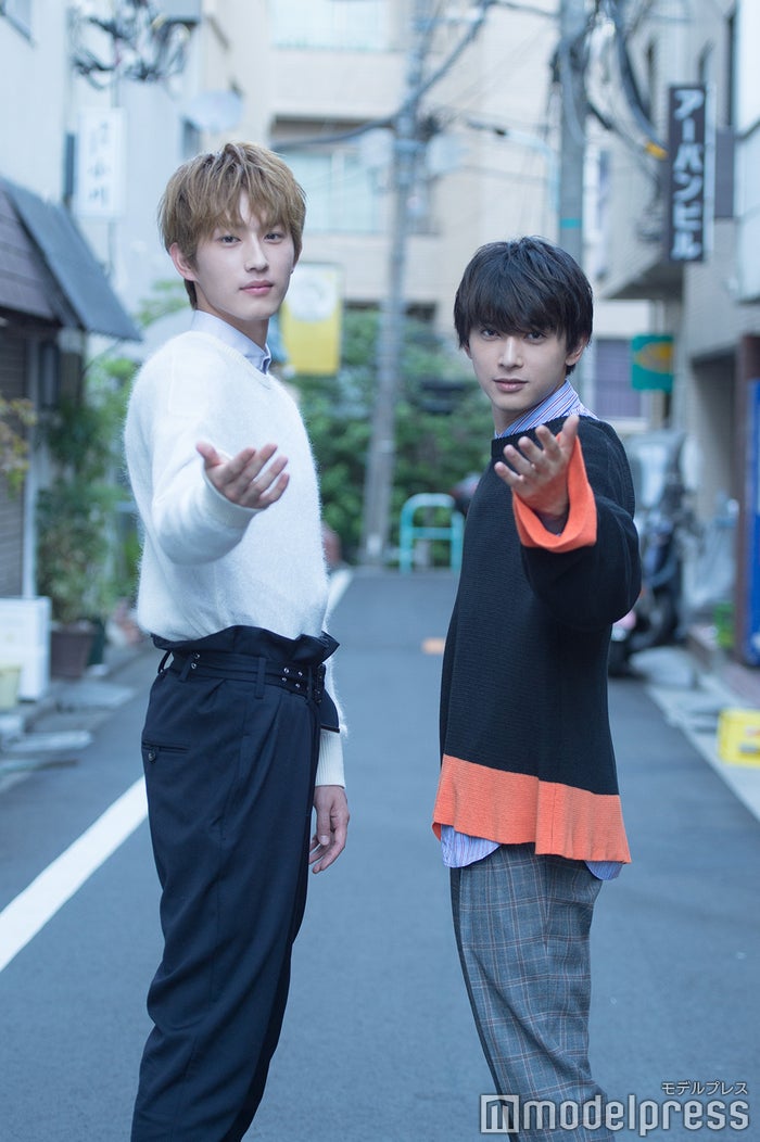 さぁ、あなたはどちらの手を取る!?のポーズ (C)モデルプレス