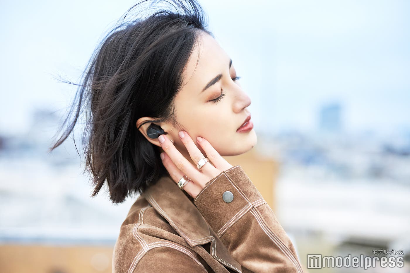 ノイズキャンセリング機能で屋外でも音楽を楽しむ(C)モデルプレス