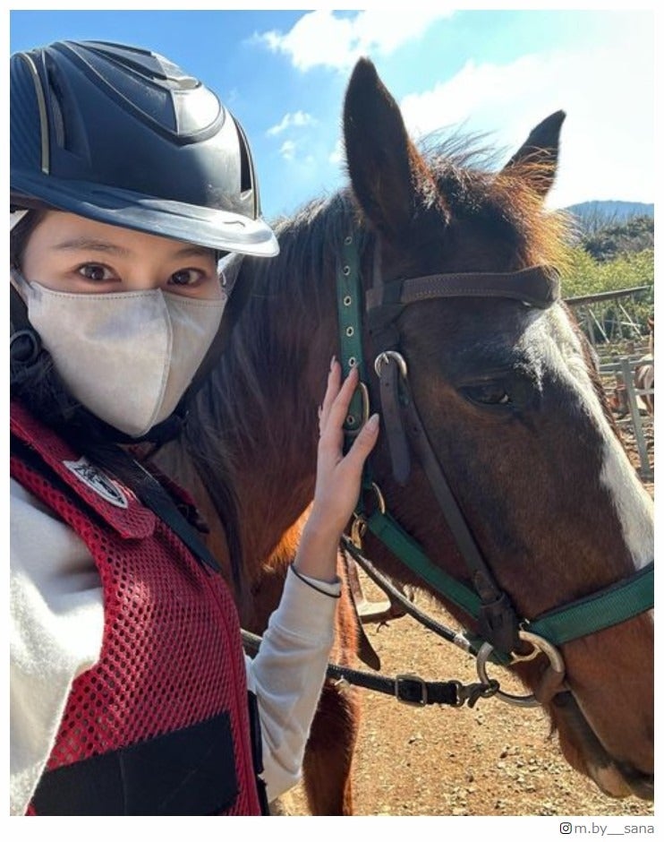 TWICEサナ、念願の乗馬で馬との2ショット公開「なんでそんな情けない顔するん」