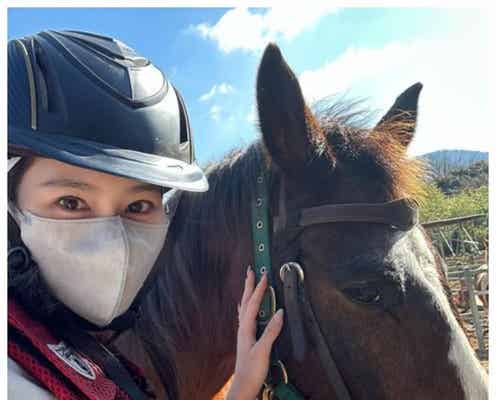 TWICEサナ、念願の乗馬で馬との2ショット公開「なんでそんな情けない顔するん」