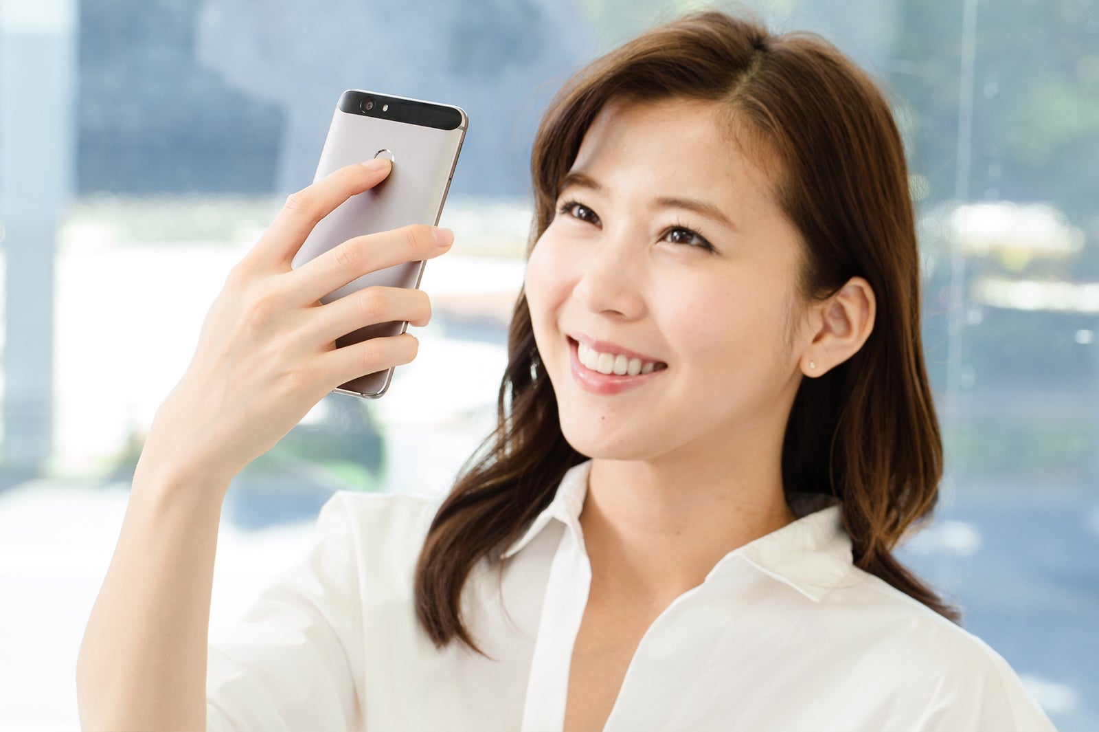 裏側にある丸い部分が指紋認証（画像提供：華為技術日本）