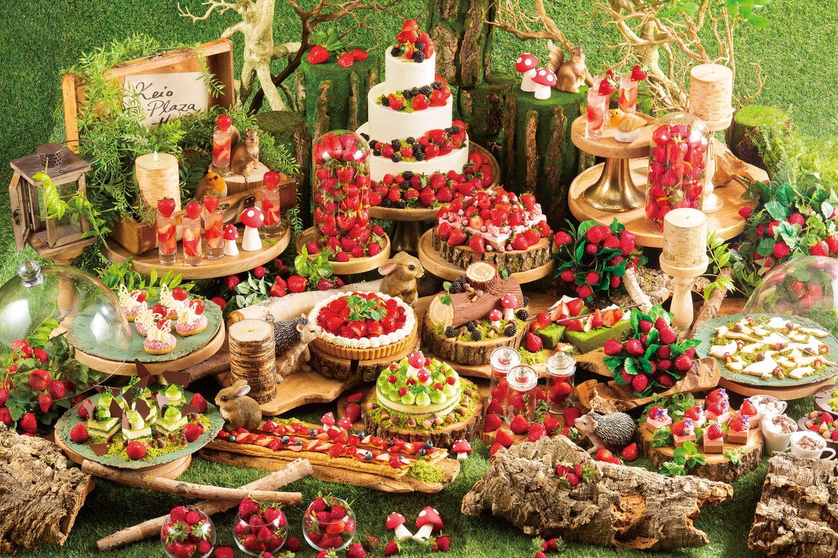 明治コラボのいちごスイーツブッフェ、「アポロ」「きのこの山」をスイーツにアレンジ