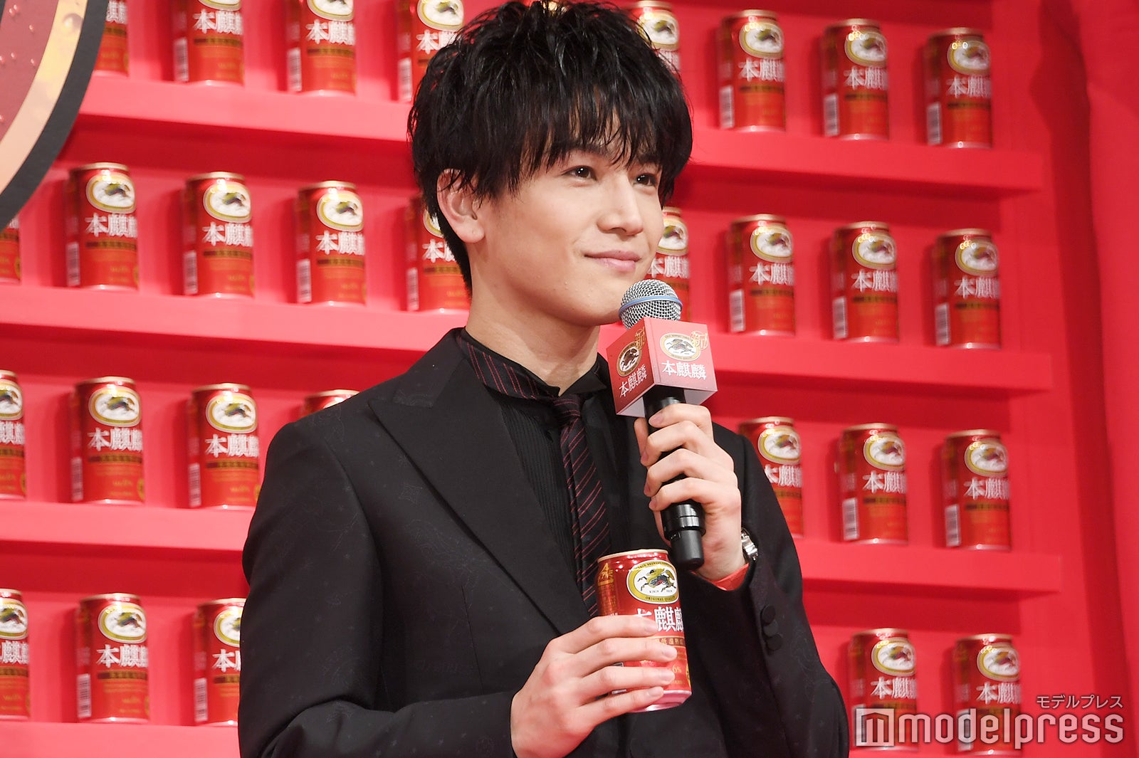 乾杯に備える岩田剛典 （C）モデルプレス