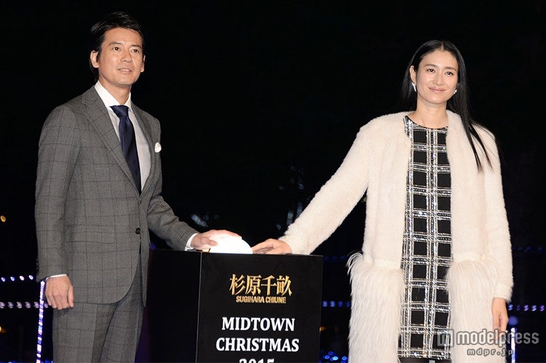 （左から）唐沢寿明、小雪