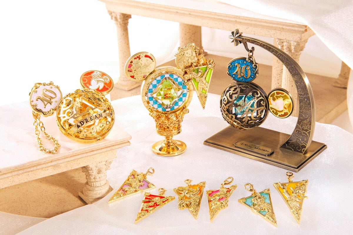 ミッキーフェイスのベース（2300円）を元に、真ん中部分にモーメンツパーツ（各1900円）、耳部分にイヤーパーツ（各600円）、画像下のチャーム（各900円）、さらに置いておくためのクレイドル（画像真ん中2300円、画像右3700円）などを追加