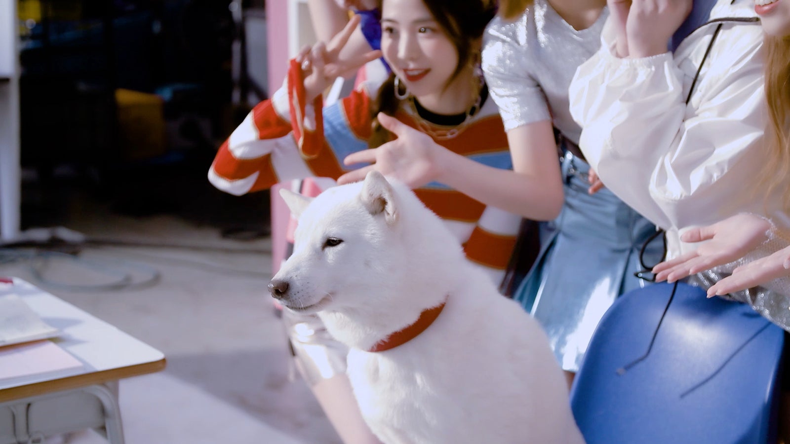 記念撮影をするお父さんとNiziU （提供写真）