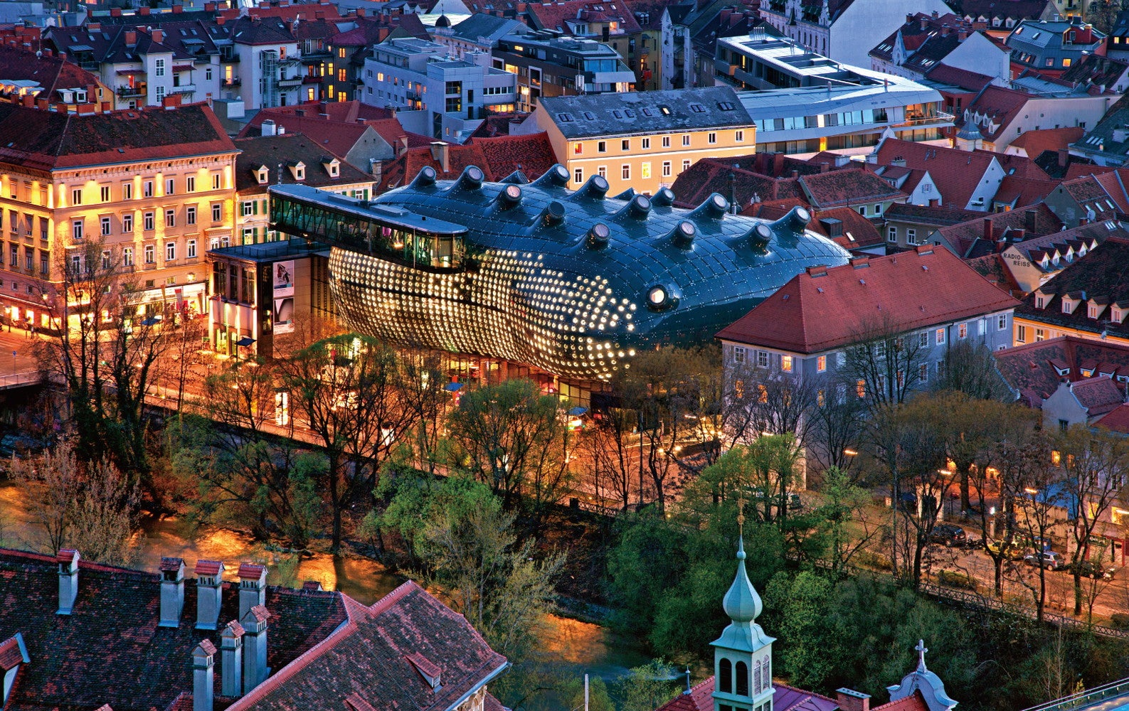 グラーツ現代美術館（クンストハウス）（C）オーストリア政府観光局/ Julius Silver