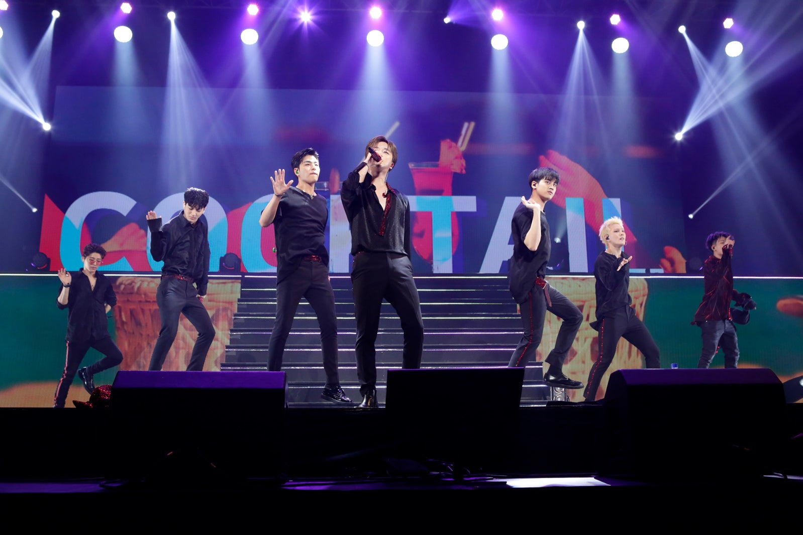 B.I、SONG、JU-NE、JAY、CHAN、DK、BOBBY （提供写真）