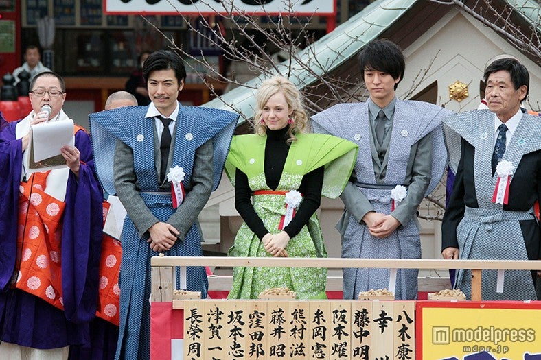 （左から）玉山鉄二、シャーロット・ケイト・フォックス、浅香航大（C）NHK