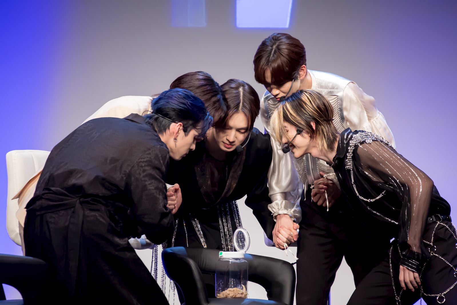 INI「COMEBACK TALK SHOW」より（C）LAPONE Entertainment