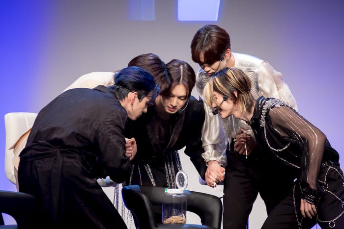 INI「COMEBACK TALK SHOW」より(C)LAPONE Entertainment