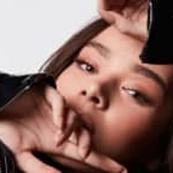 ヘイリー・スタインフェルド、アニー・レノックスも歌った名曲をサンプリングした新曲リリース